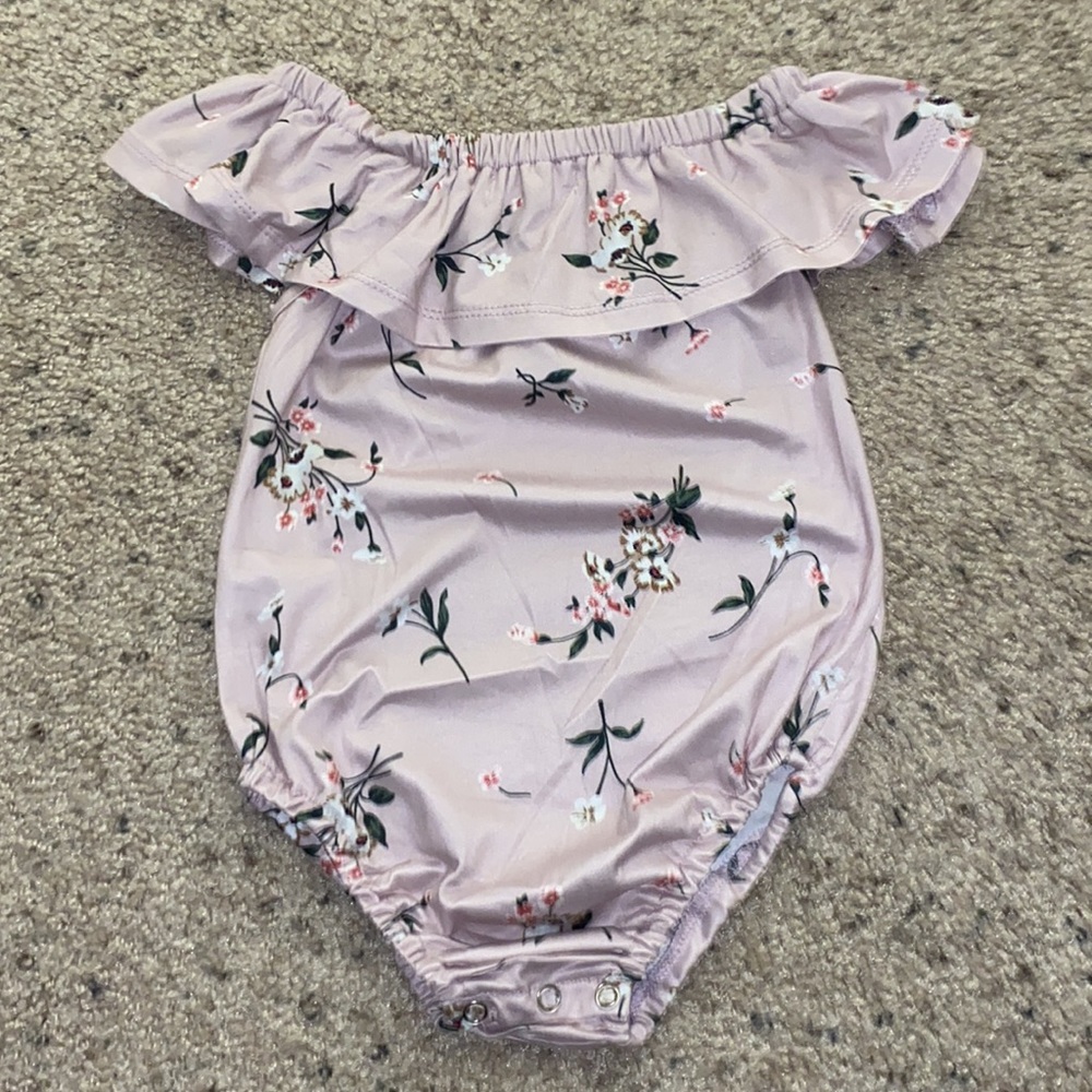 Bailey’s Blossoms onesie - Picture 4 of 4